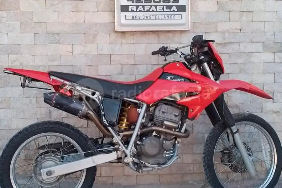 Allanaron una vivienda, recuperaron una motocicleta robada y secuestraron una carabina