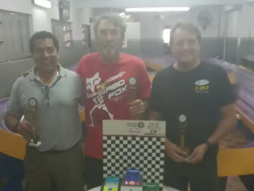 José Foti (centro) , el campeón del Sport 12.Foto: Prensa Automodelismo