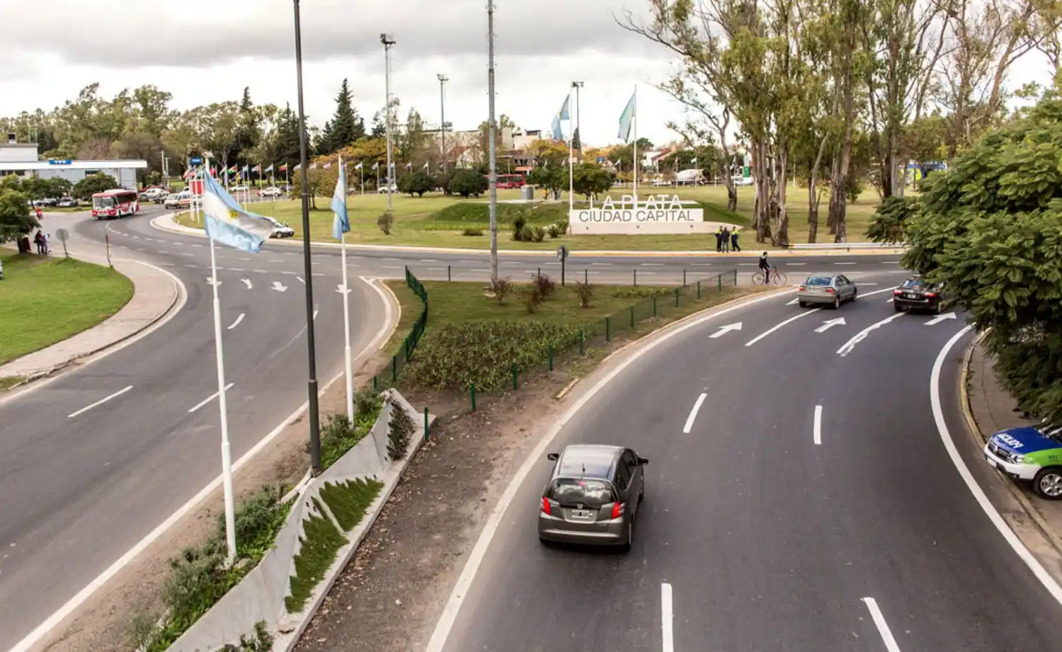 La Plata: Desafectaron a un Policía que baleó a un joven tras apedrear una garita de seguridad
