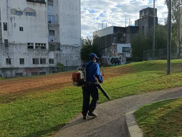 El municipio anunció que continuarán con las tareas de desmalezado en todos los distritos