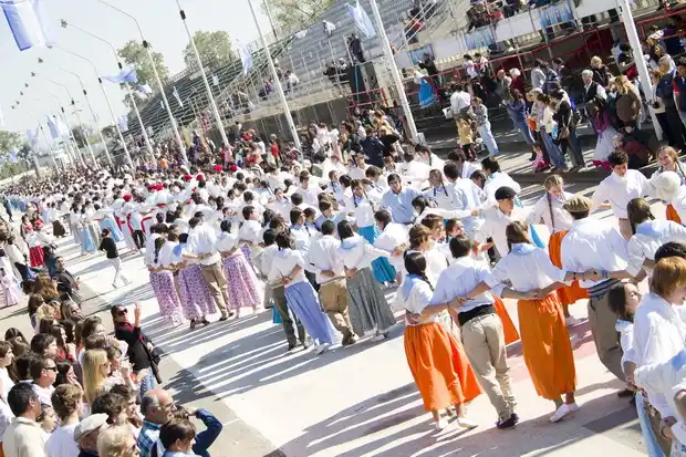 La ciudad festejó el Día de la Patria con actos, misas y una gran fiesta popular