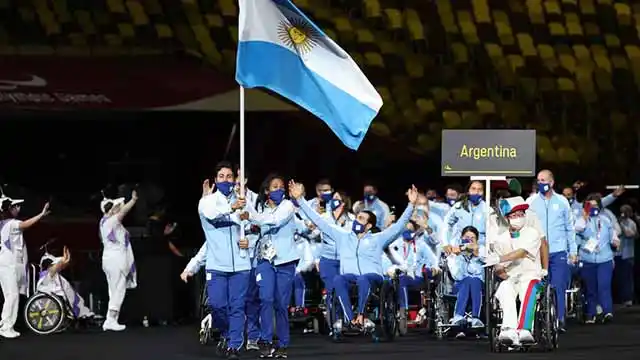 El emotivo desfile de la delegación argentina en Tokio