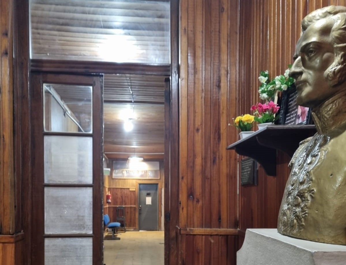 La manda judicial indica que los calabozos están clausurados y que los arrestados deben ser trasladados a San Nicolás. Foto: La Opinion.