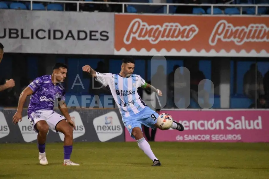 La Crema, con un jugador de más, empató con Sacachispas