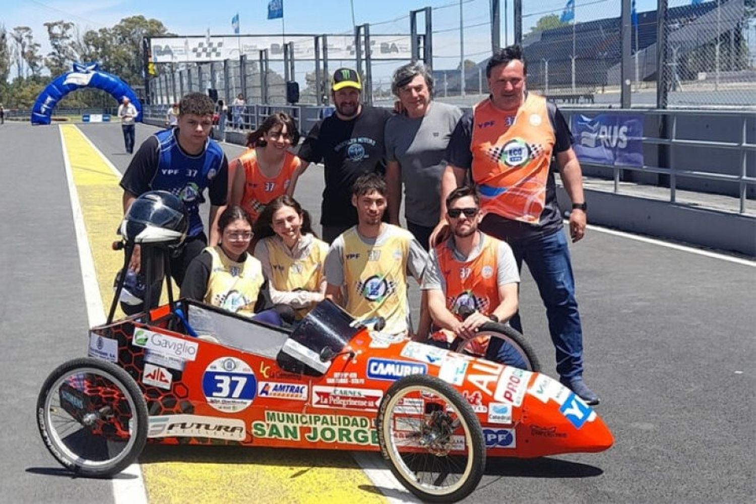 Un orgullo regional: alumnos se consagraron campeones con “El Capricho”, el auto eléctrico de la escuela