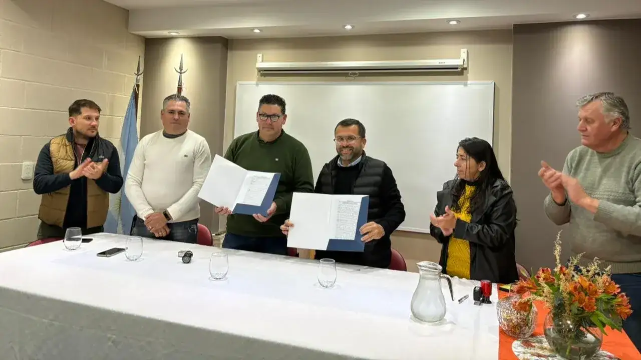 El intendente Faletto firmó un acuerdo con la cooperativa para la iluminación de loteo.