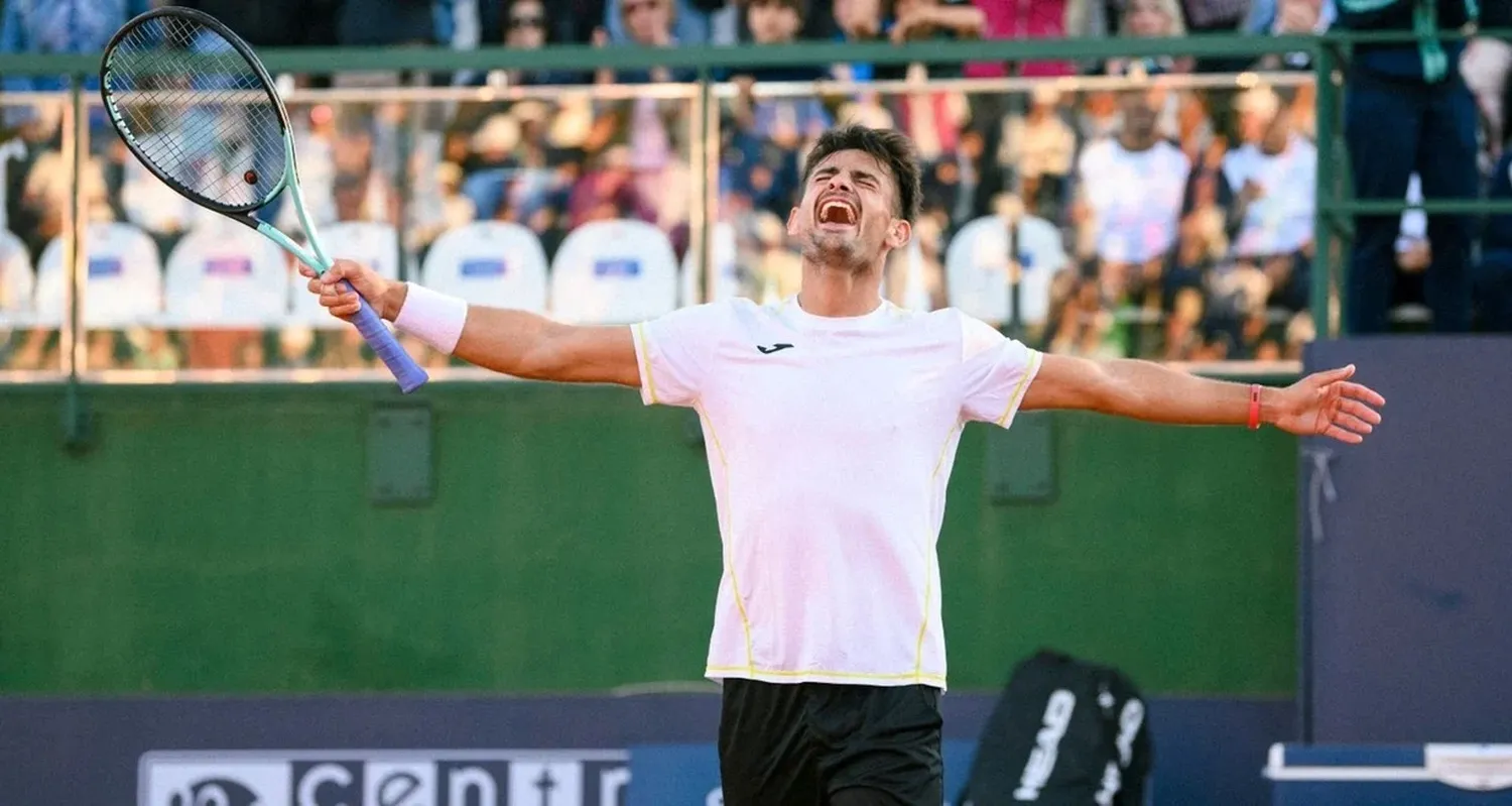 En su debut en Grand Slam, Navone derrotó a Pablo Carreño Busta en Roland Garros.