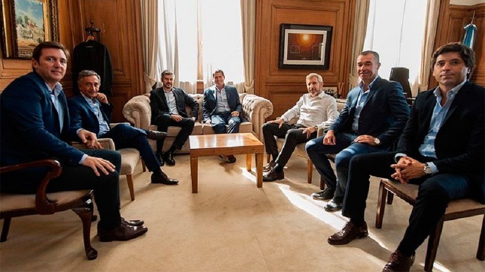 El gobierno nacional busca eliminar por ley los impuestos municipales y provinciales de las facturas de luz y gas