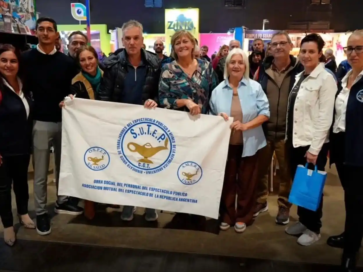Invitado por SUTEP Marcelo González estuvo presente en la Feria del Libro