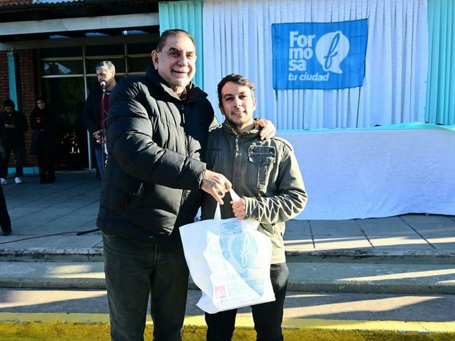 Jofré entregó indumentaria al
personal de la Secretaría de Hacienda
