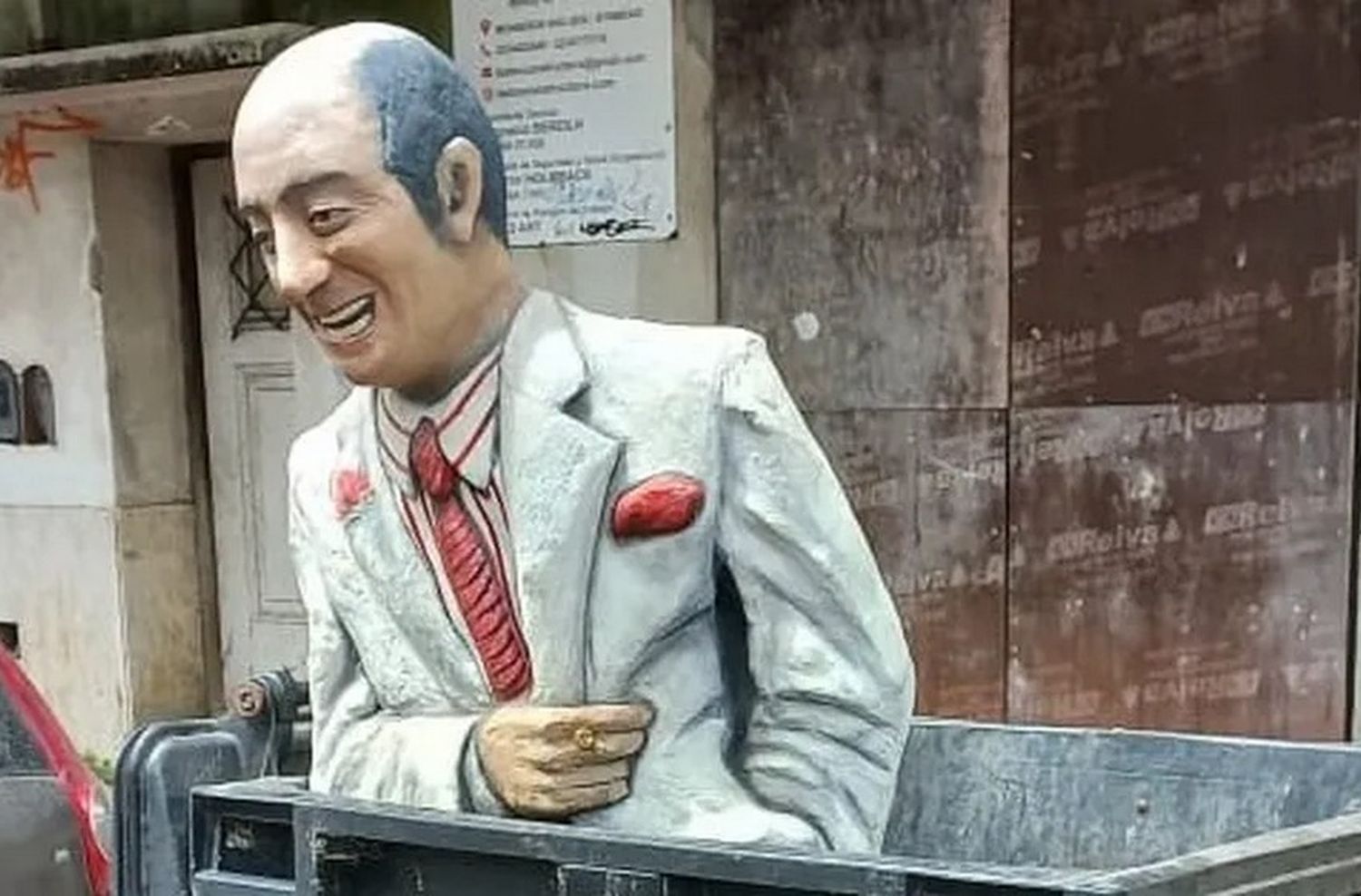 Encontraron la estatua de Alberto Olmedo y buscan darle un fin solidario