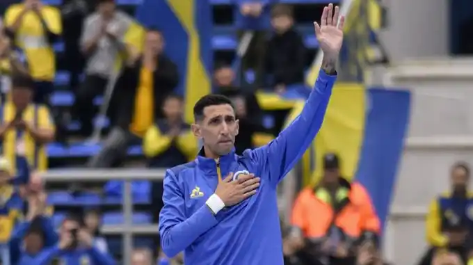 “Fideo” emocionó a todos en su reencuentro con los hinchas de Rosario Central.