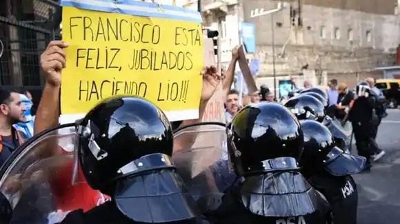 Los jubilados volvieron a protestar en el Congreso con respaldo de gremios de transporte