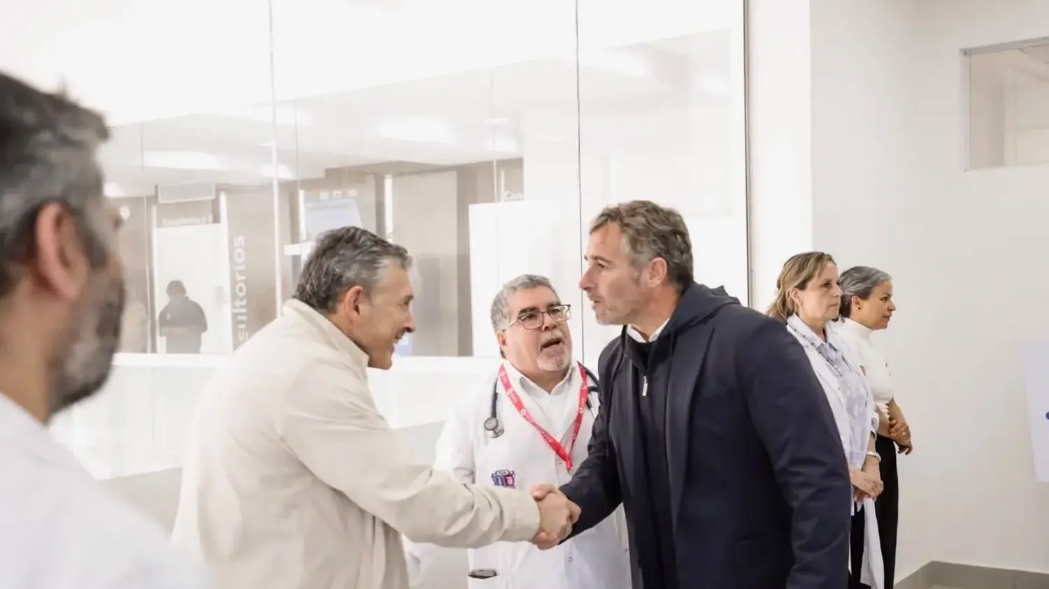 Achával recorrió el Centro Cardiovascular junto a vecinos y profesionales médicos.