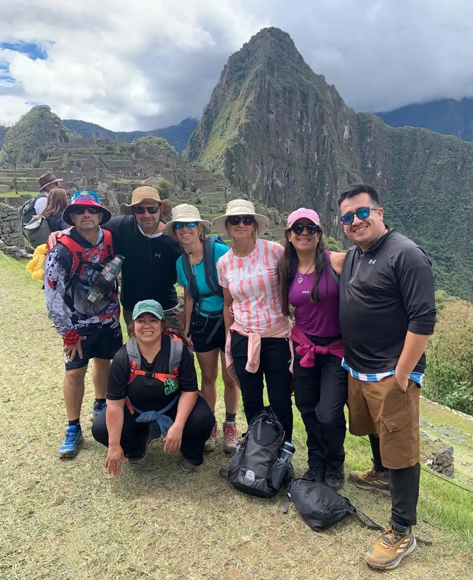 Foto grupal con el Wayna Picchu de fondo-