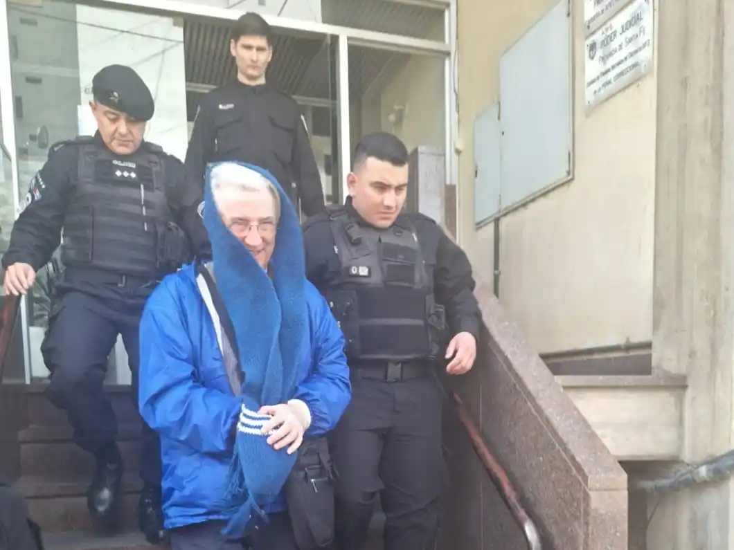 El "Hermano" Pedro saliendo de los tribunales de Venado Tuerto.