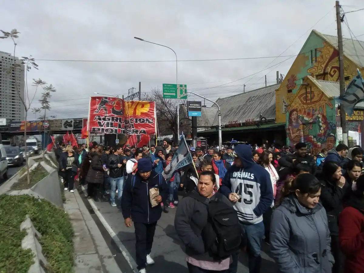 Avellaneda: Movimientos sociales cortan Puente Pueyrredón en reclamo de alimentos y planes