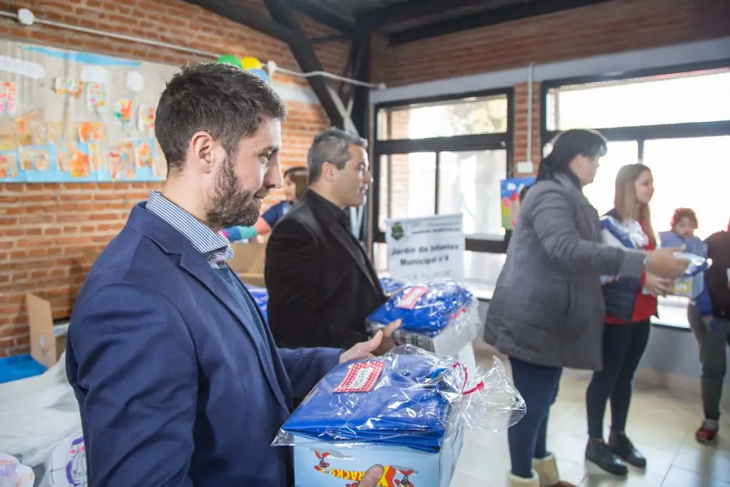 Quilmes: El municipio entregó botas de lluvia a los alumnos del Jardín Municipal N°4 