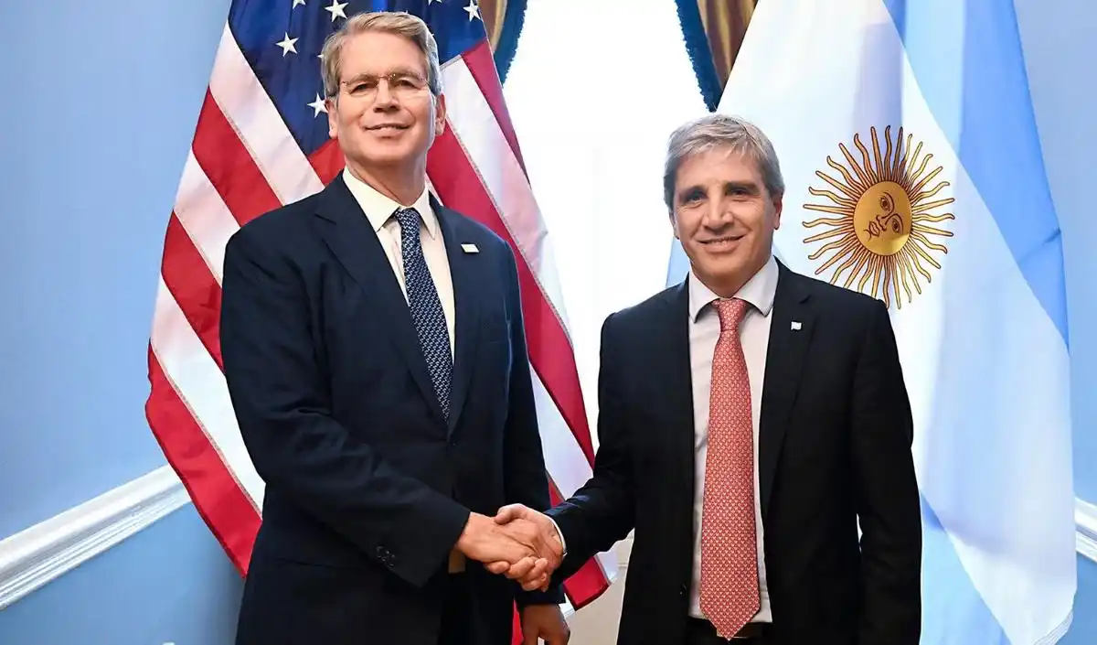 Luis Caputo, y el secretario del Tesoro de Estados Unidos, Scott Bessent