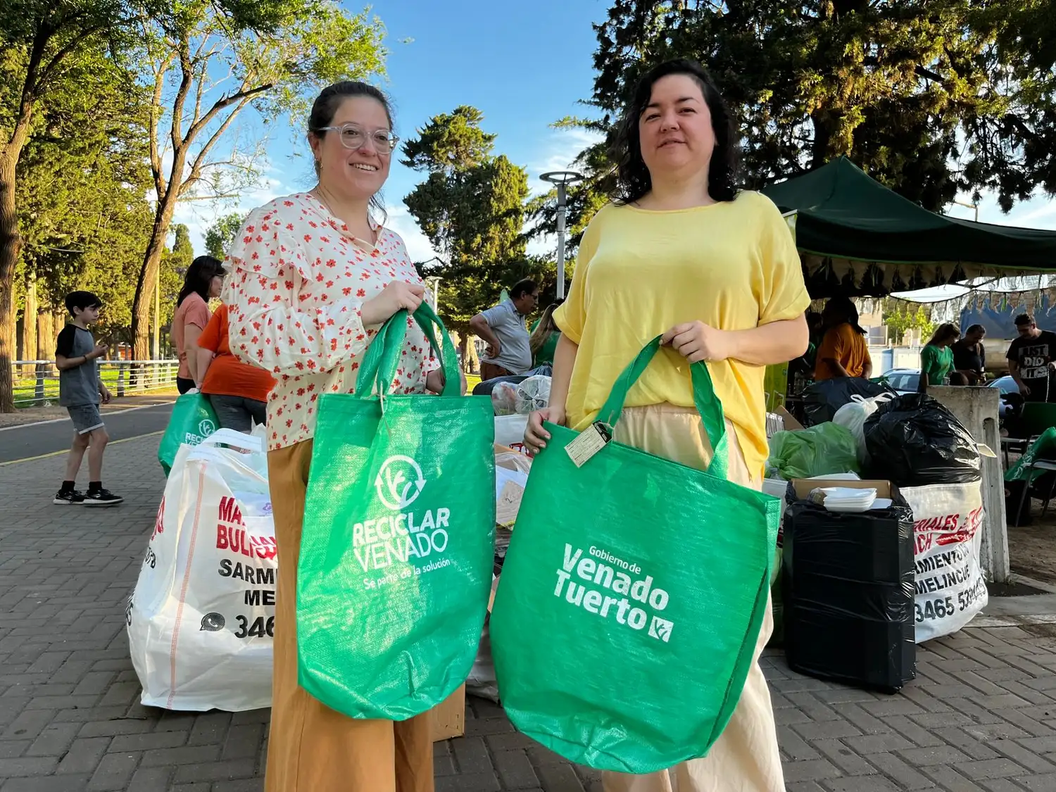 Vecinas retirando los ecotachos.