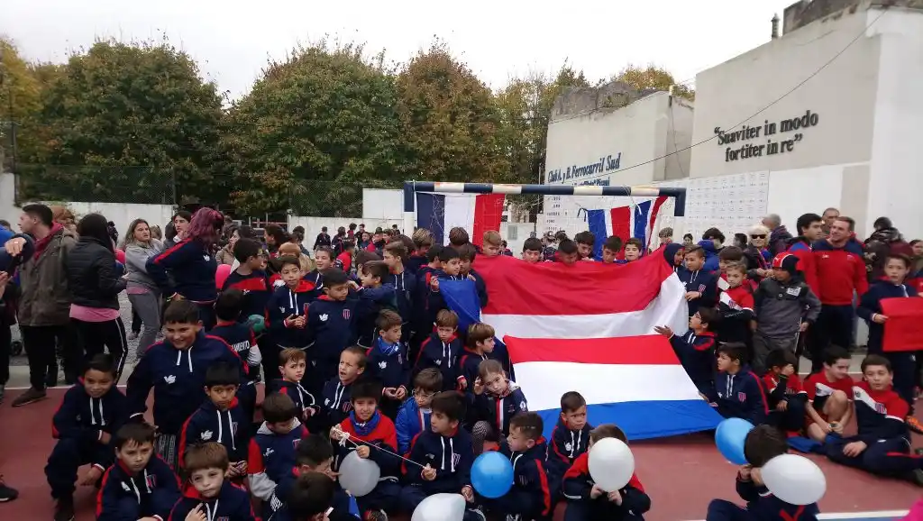 La comunidad tricolor colmó el playón polideportivo para presentar su sueño en ShowMatch