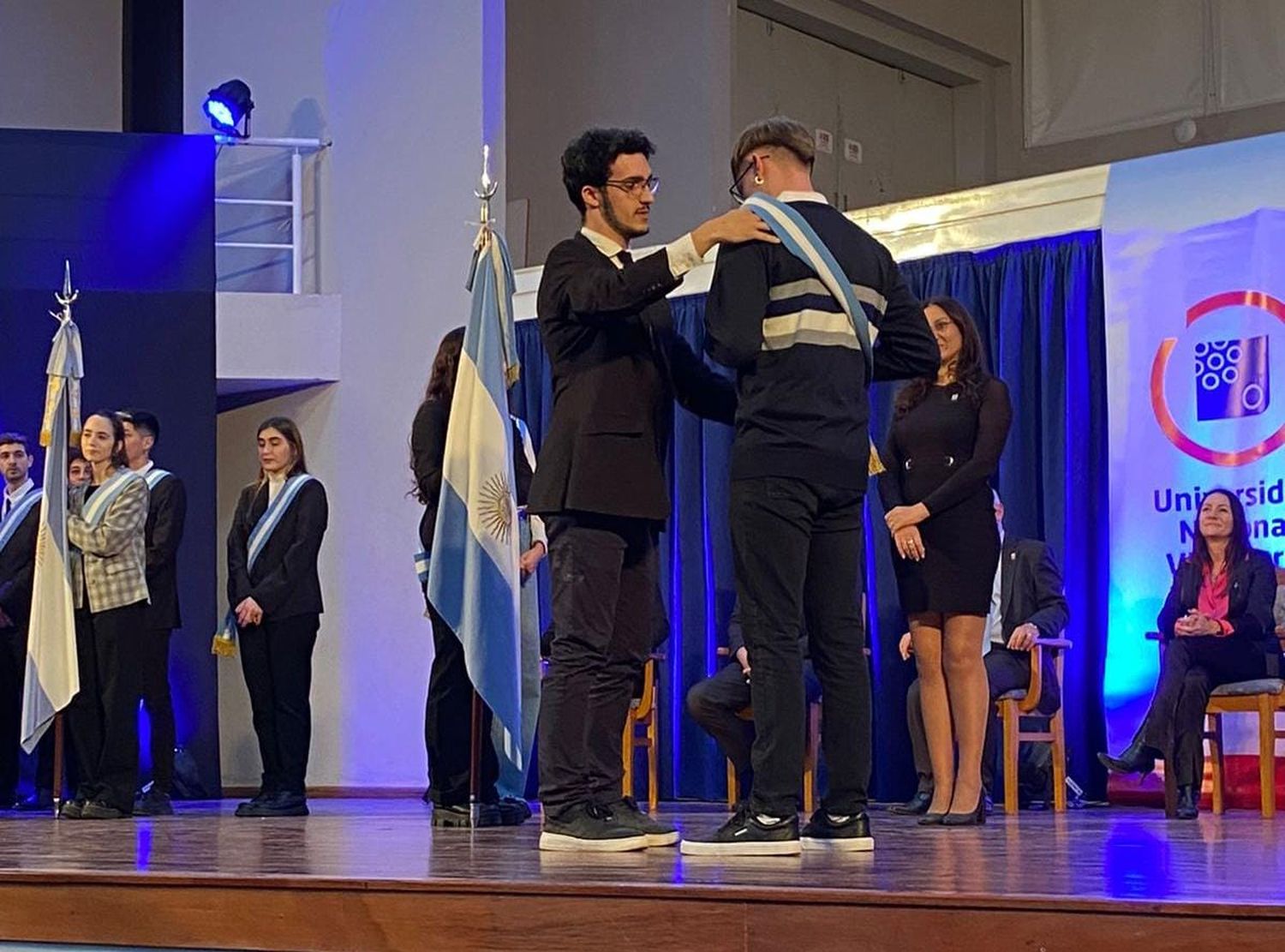 Rosa y Tomé comparten la carrera y tuvieron el honor de portar la insignia patria del Cres