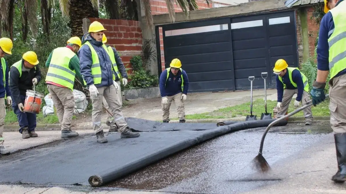 Se realiza un bacheo profundo y asfaltado en calle Güemes, en la zona sur de la ciudad