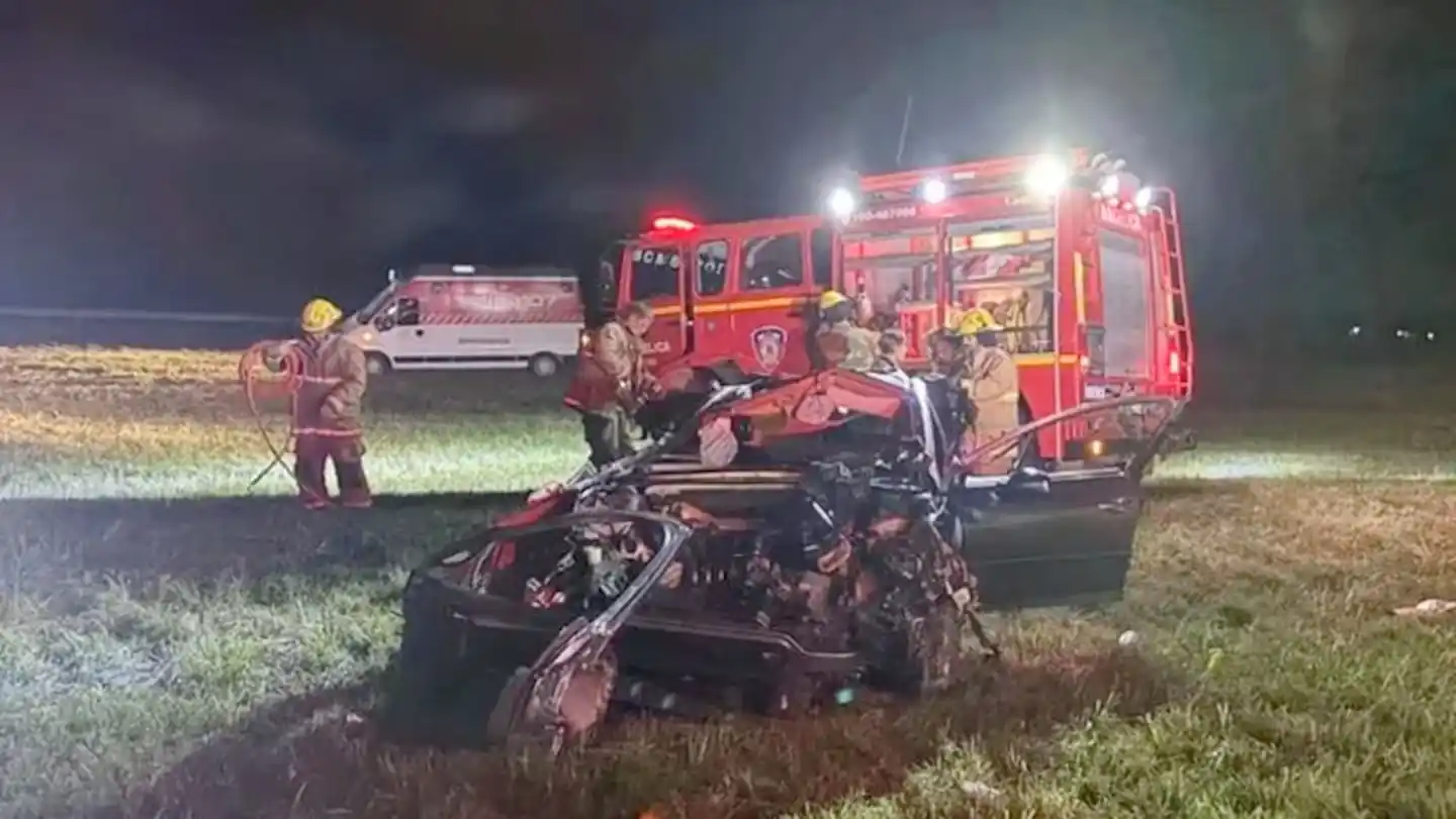 El auto quedó destruido tras el vuelco en la provincia de Santa Fe. (Foto: FM 93.5)