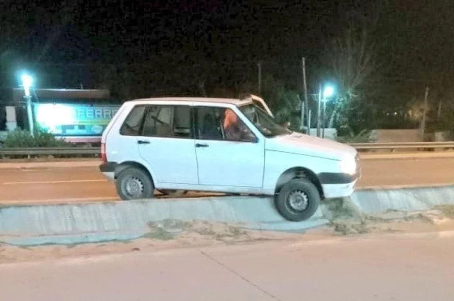Sin papeles y alcoholizado: terminó con el auto colgado en la Ruta 1