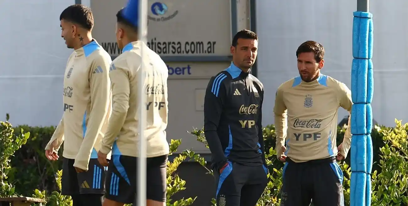 Scaloni define el 11. Foto: Reuters