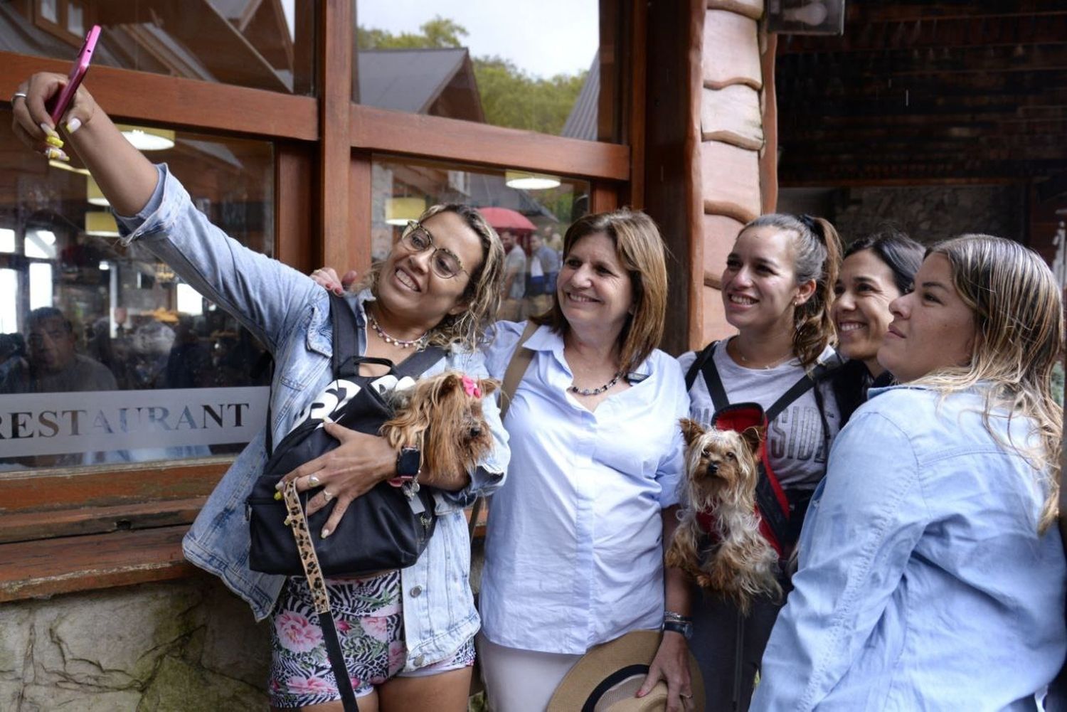 Patricia Bullrich recorre la Costa Atlántica en modo campaña: "La Argentina necesita orden”, sintetizó