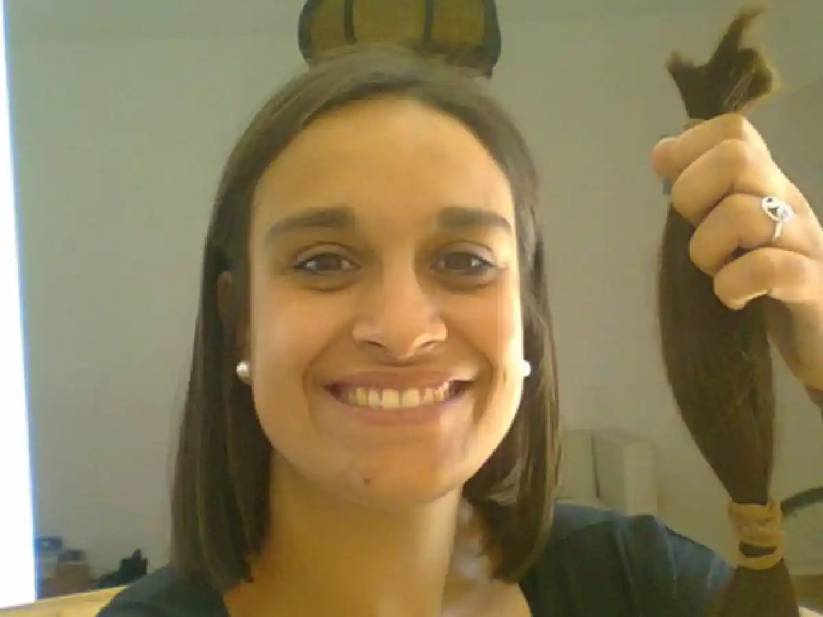 Una red de mujeres recibe donaciones de cabello y confecciona pelucas para pacientes oncológicos