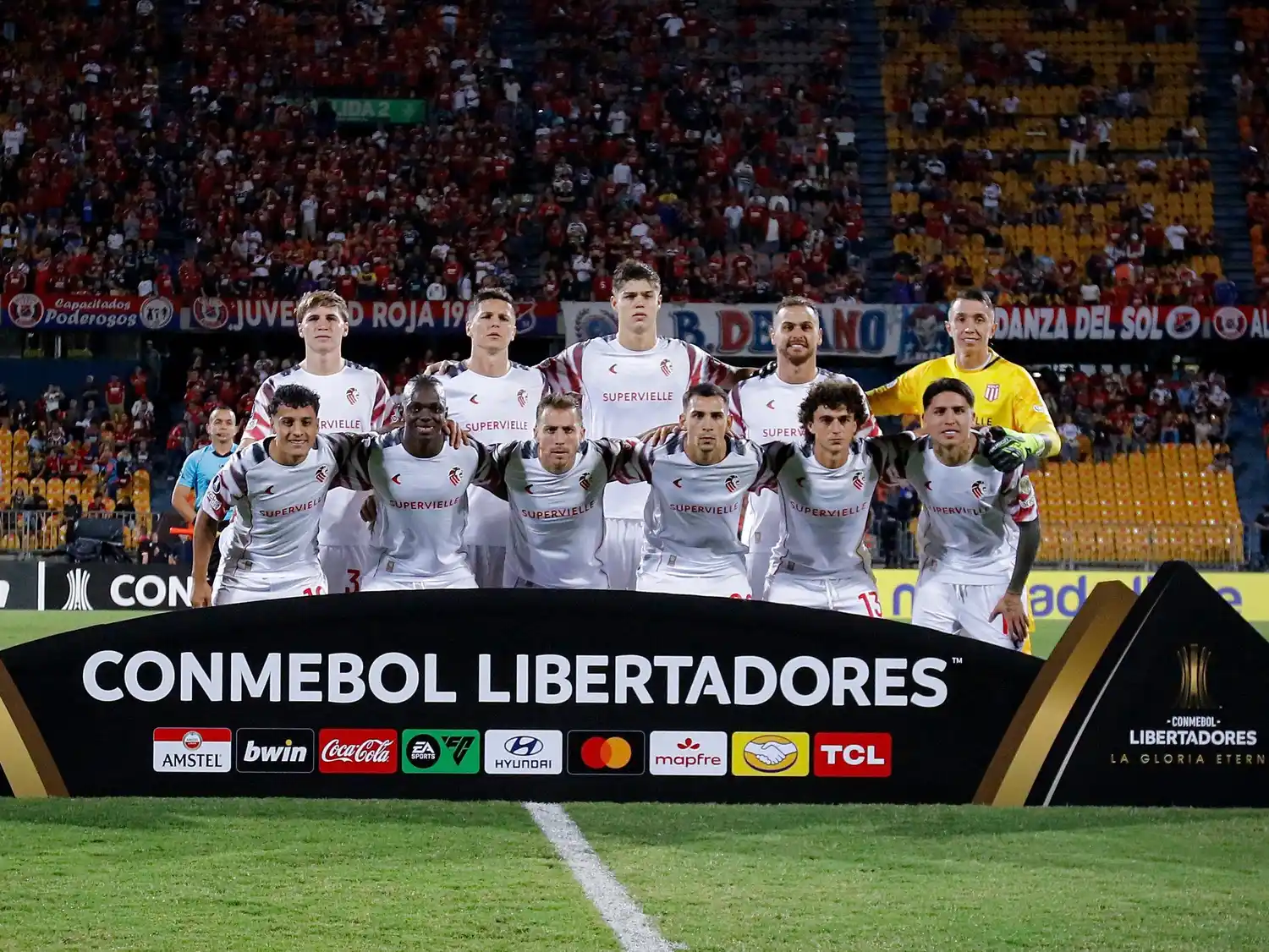 Estudiantes dejó escapar el triunfo en Colombia y debutó con un empate