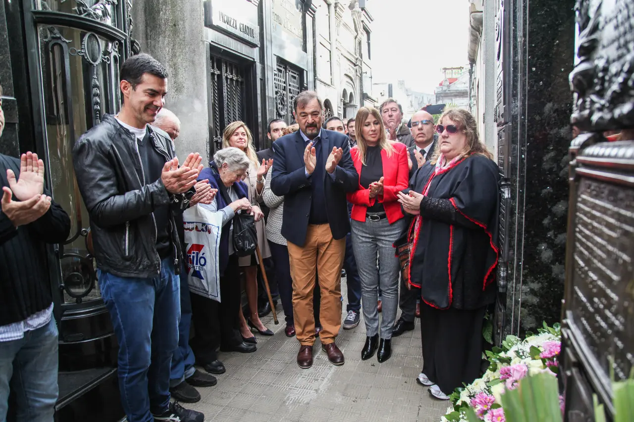 Homenaje a Evita de Urtubey y dirigentes bonaerenses en el cementerio de la Recoleta