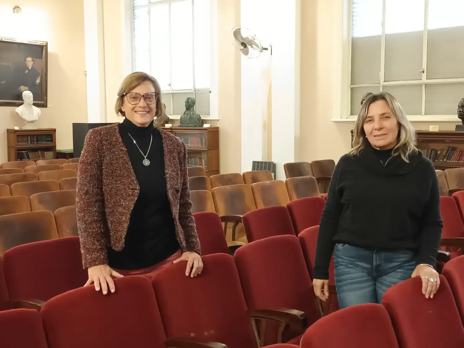 Adriana Garay (presidenta de la comisión directiva) junto a Liliana Esquivel (museóloga de la institución)