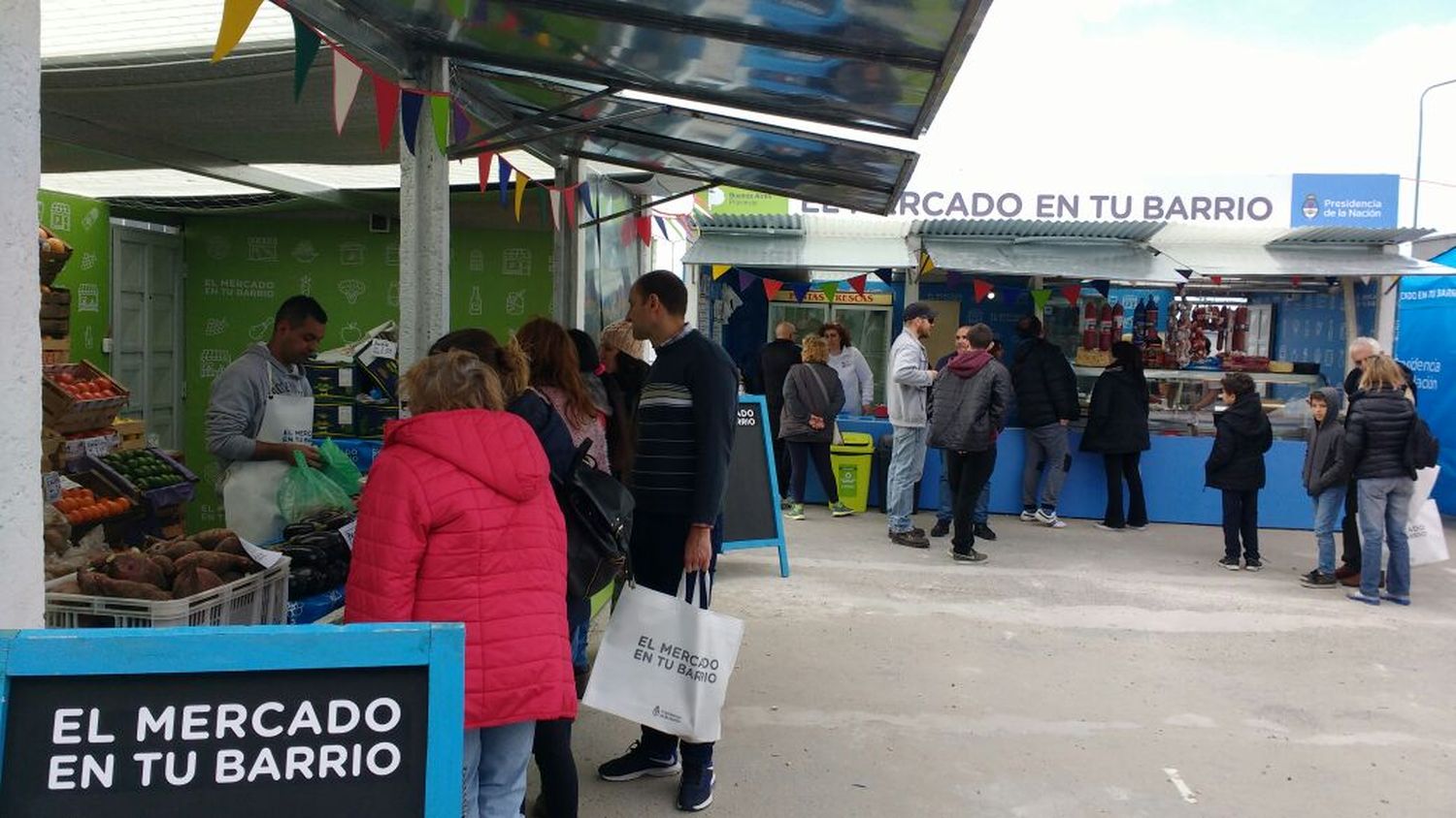 “El mercado en tu barrio” se instaló a pasos de la Banquina Chica