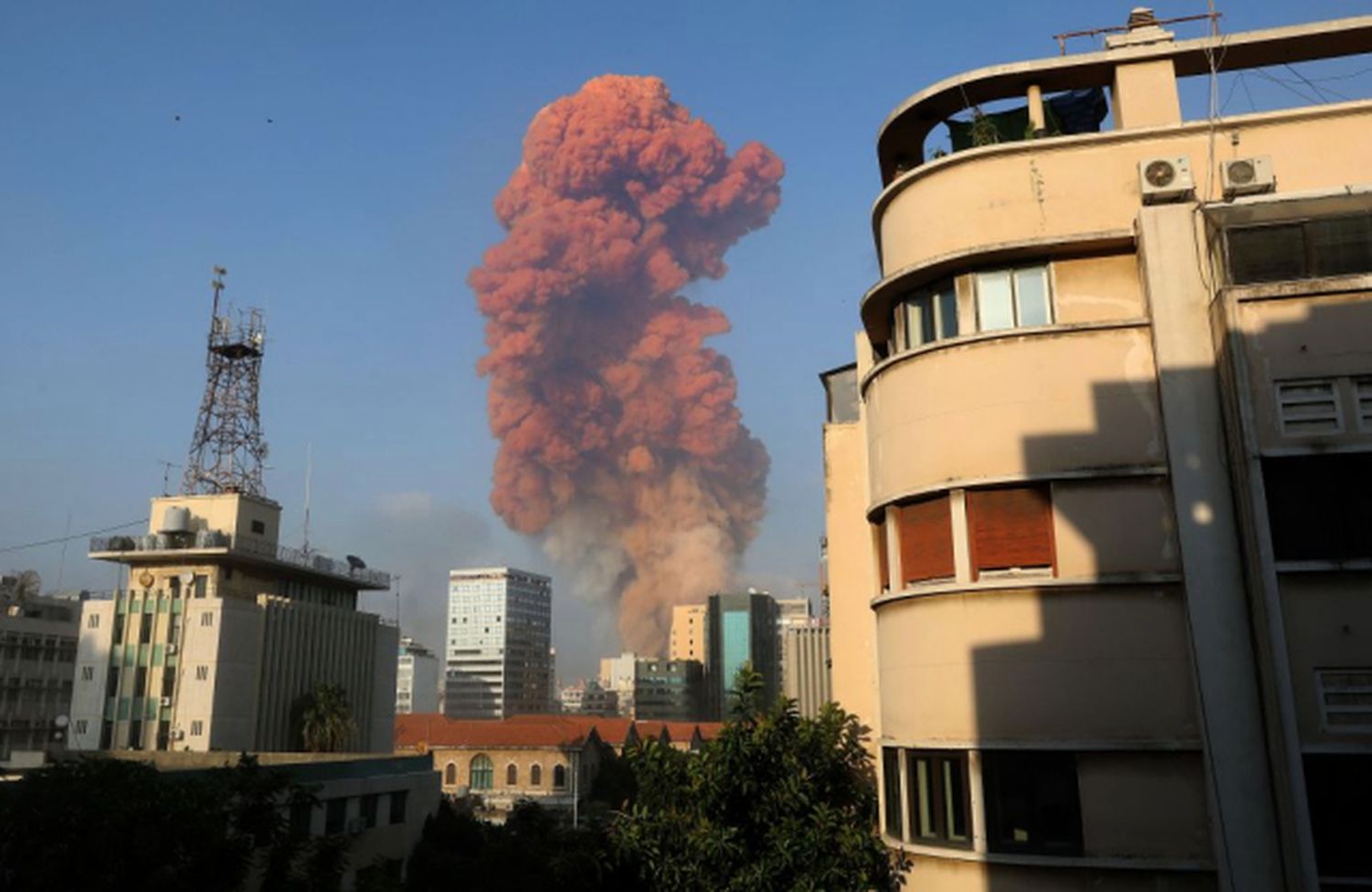 IMPRESIONANTE: Beirut sacudida por una fuerte explosión en un almacén de petardos