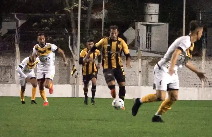 FOTO MAURO PIÑERO / PRENSA SANTAMARINA Igartua viene consolidándose en el mediocampo de Santamarina.
