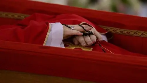 El papa Francisco fue despedido por más de 20 mil personas en el primer día de su velatorio