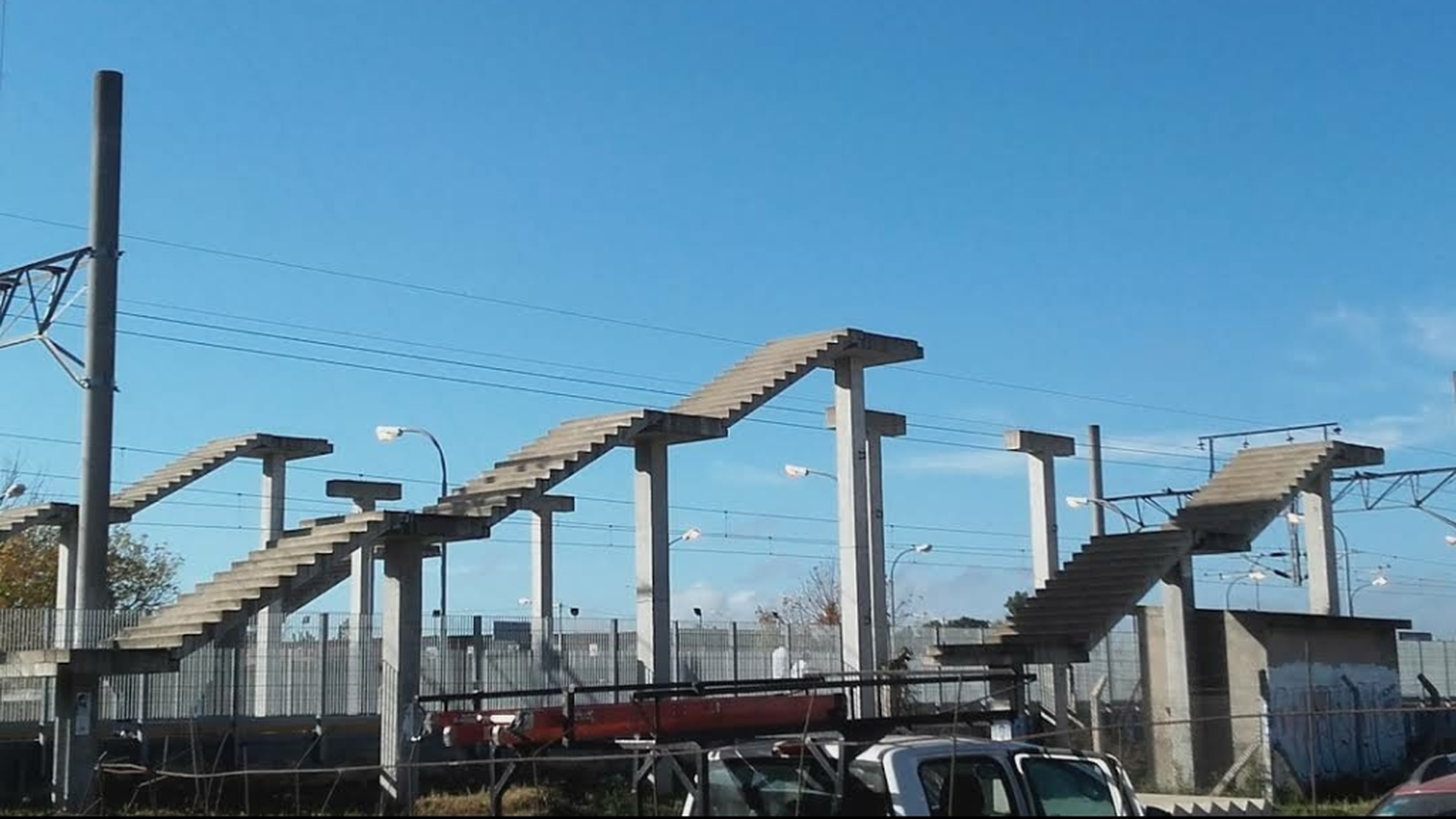 Adiós a un ícono del Conurbano: Las "escaleras al cielo" que no llevan a ninguna parte, pronto serán un recuerdo