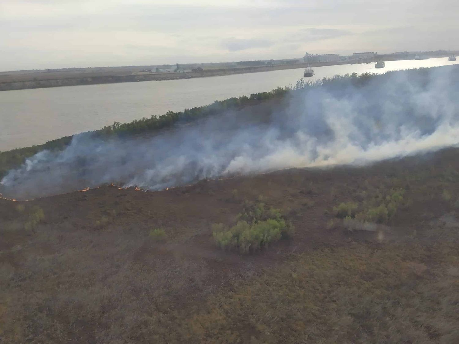 Fuego en las islas: siguen activos tres grandes focos