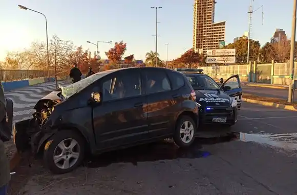 Accidente fatal frente a la cancha de Central: un joven murió tras chocar contra un árbol