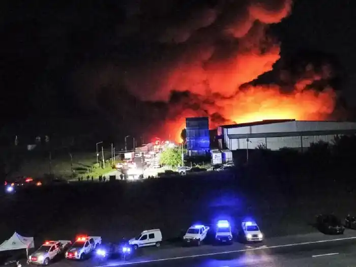 Grave incendio en Ezeiza: Defensa Civil aseguró que el humo "no representa un riesgo grave para la gente"