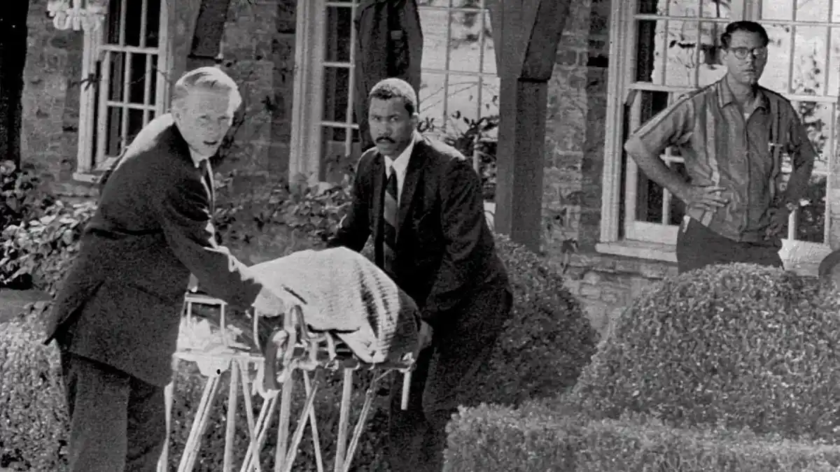 El cuerpo de Sharon Tate, tras el asesinato. La escena fue calificada como 