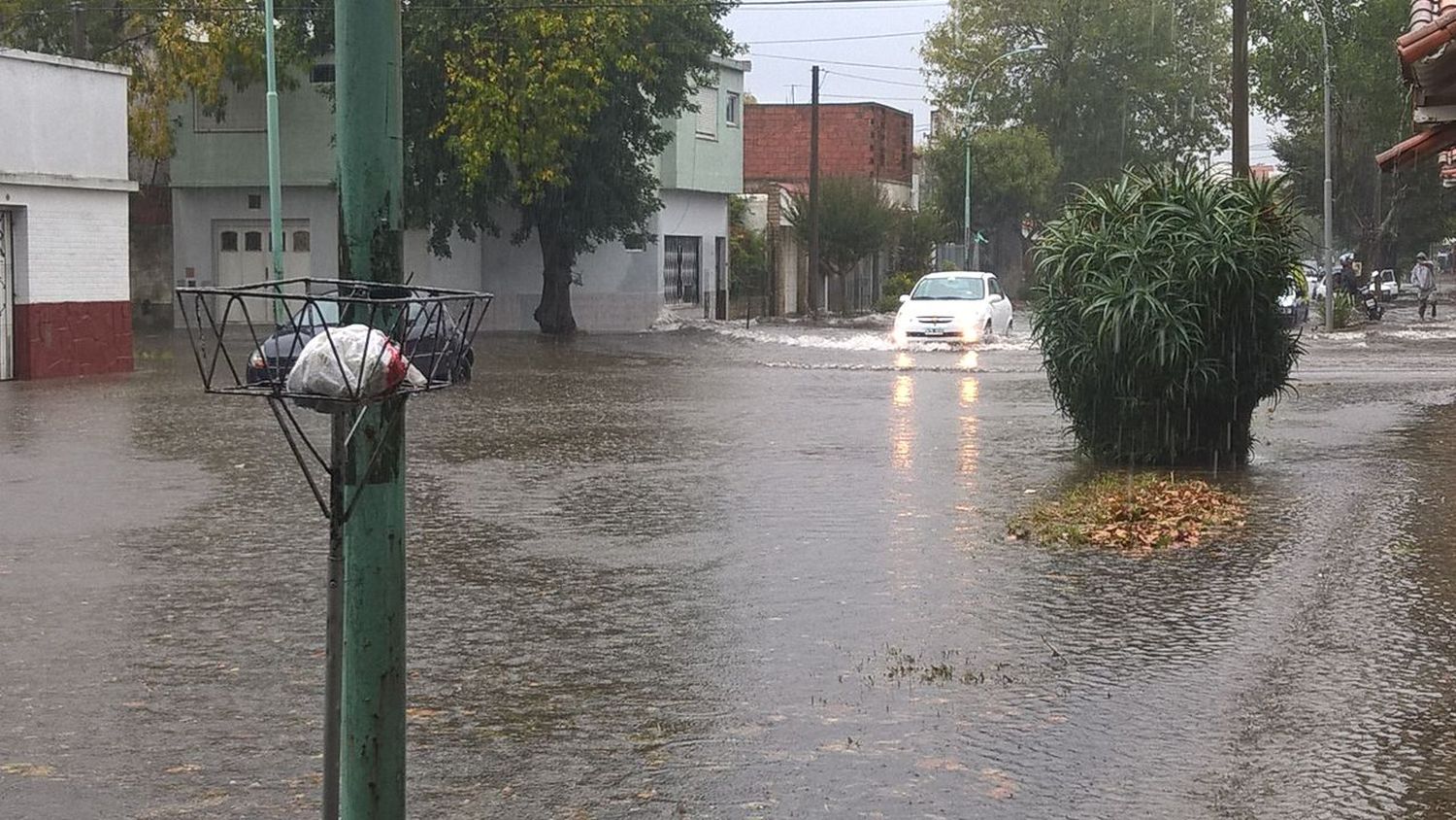 El temporal produce inundaciones y hay distintos barrios sin luz