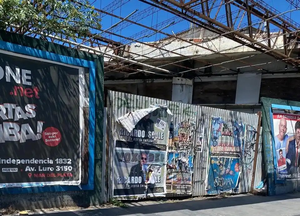 La estación de servicio abandonada es escondite de delincuentes, dicen los vecinos.