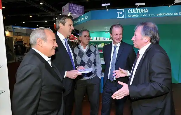 Bordet visitó el stand de Entre Ríos en la Feria del Libro