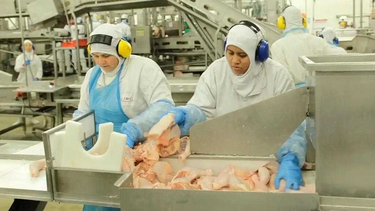 La Provincia amplía la asistencia a los trabajadores despedidos de Granja Tres Arroyos