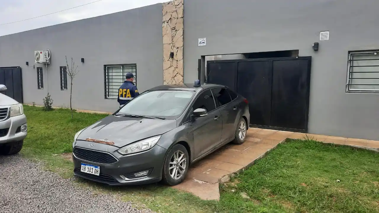 La Policía Federal en el portón de acceso a la casa de El Escorial donde vive Luis Pardo.