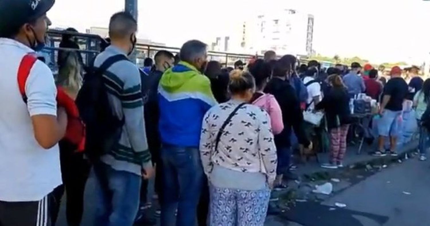 Paro de trenes en el AMBA: Largas filas en las paradas, colectivos rebalsados y silencio e inacción del Gobierno 